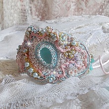 Bracelet Dentelle Menthe manchette Haute Couture brod&eacute; avec des Cristaux de Swarovski, des perles en verre de boh&egrave;me, des rocailles et des fleurs Lucite en r&eacute;sine